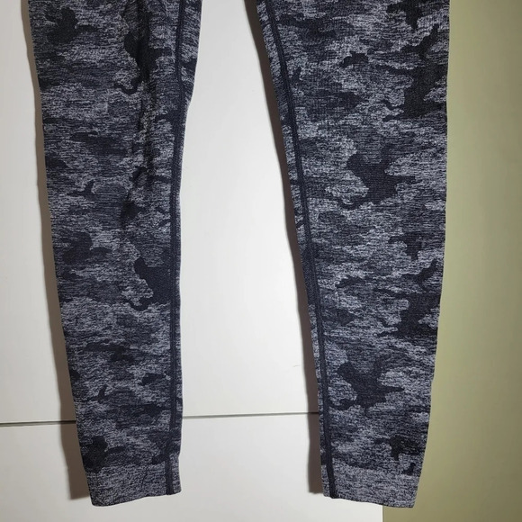 ❤️ 3 for $35 GYMSHARK camoflauge leggings black gray small - Picture 3 of 8